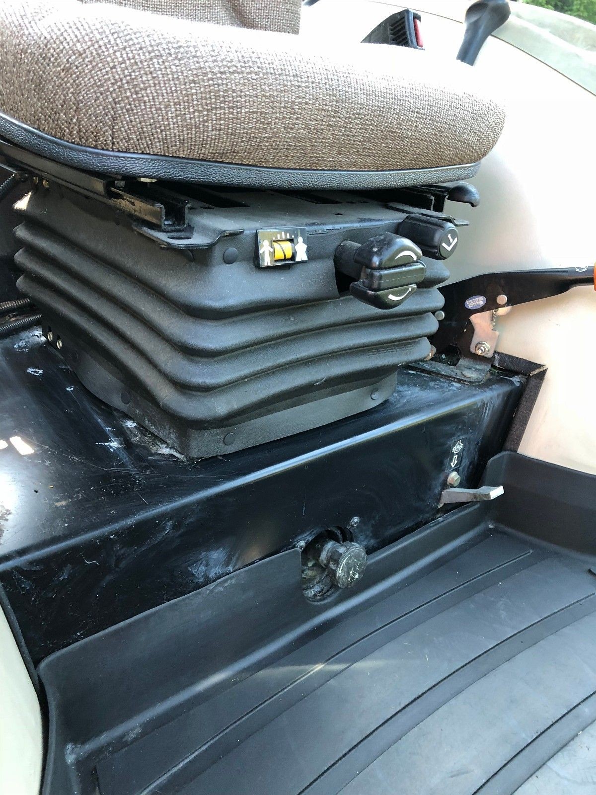 john deere 4720 4x4 kompaktowy ciągnik — zdjęcie 2
