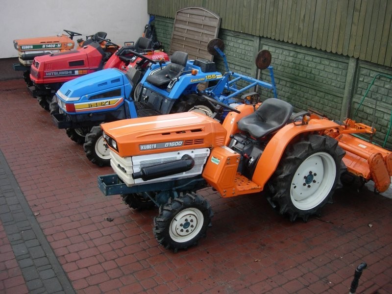 Kubota B6000 mini traktor ogrodniczy.  — zdjęcie 1
