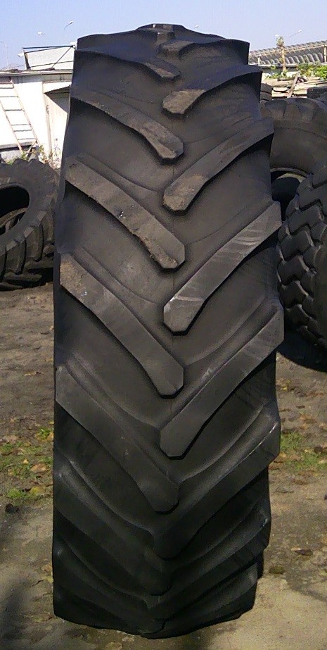 (G714) Opona 20.8 R38   — zdjęcie 1
