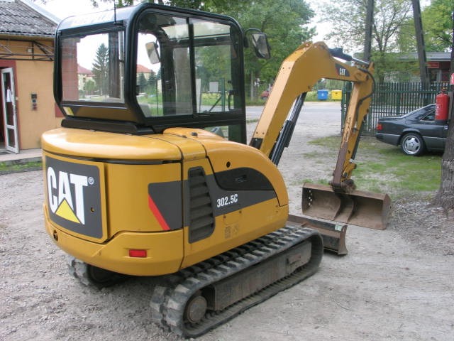 CAT 3025 z 2010 roku - mini koparka — zdjęcie 4