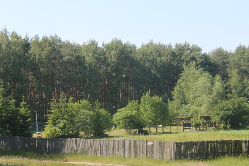 Ośrodek ze stadniną koni nad pięknym jeziorem — zdjęcie 1