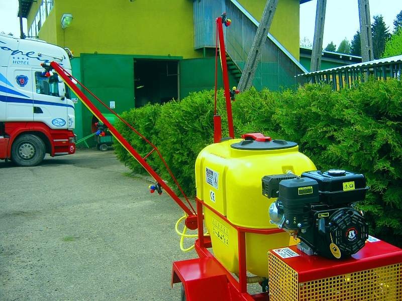 OPRYSKIWACZ SPALINOWY NA PRZYCZEPIE JEDNOOSIOWEJ Z BELKĄ, 200L, 6,5 kM — zdjęcie 4