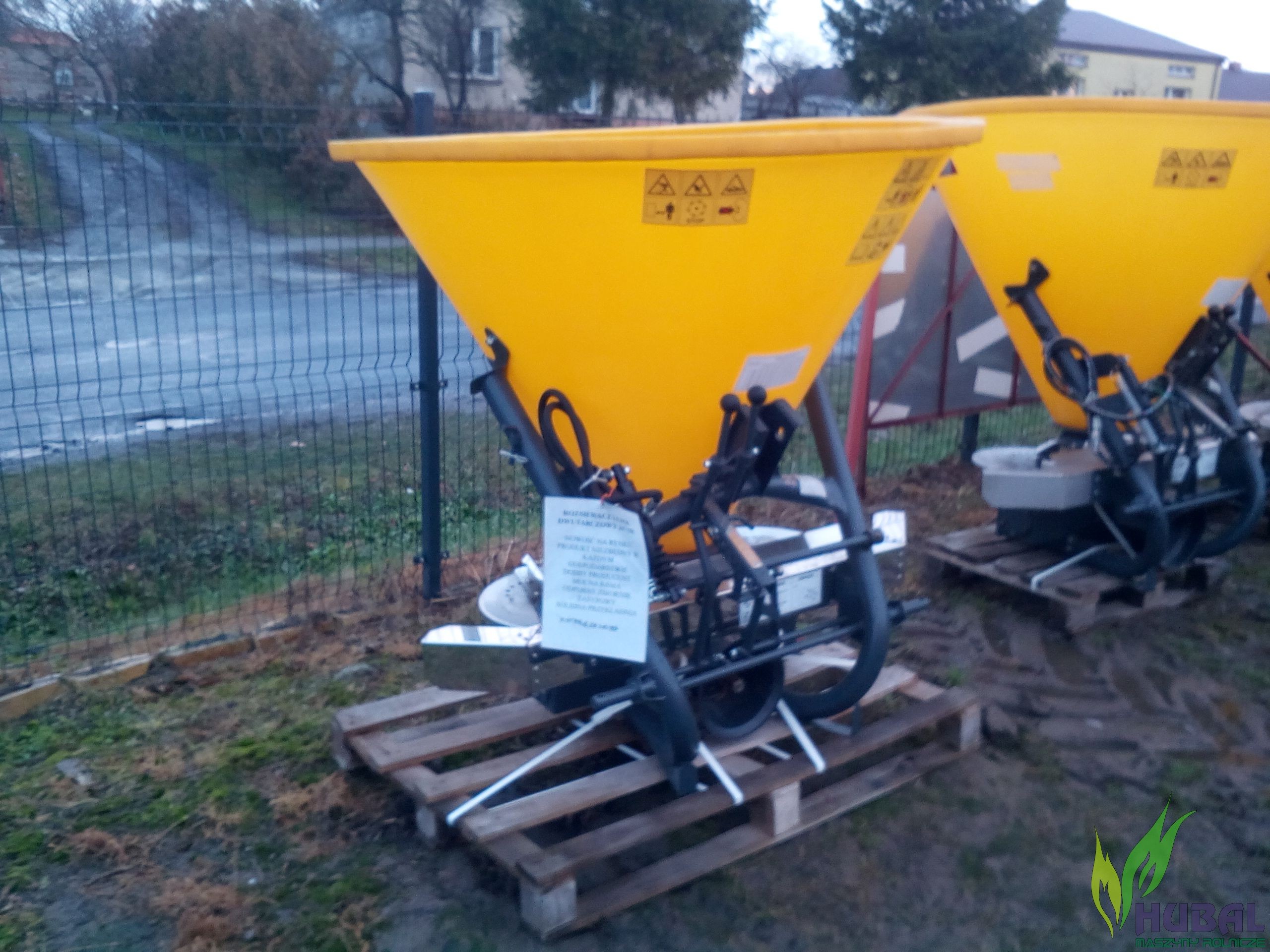 Rozsiewacz nawozu Lejek DWUTARCZOWY poj. 500L z hydrauliką — zdjęcie 2