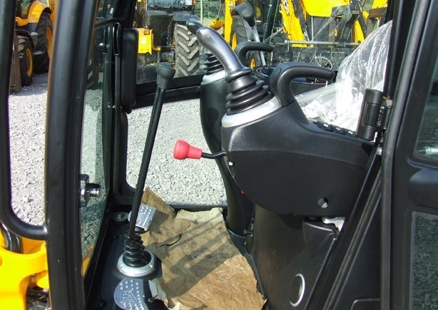 JCB 8018 CTS z roku 2011 — zdjęcie 2