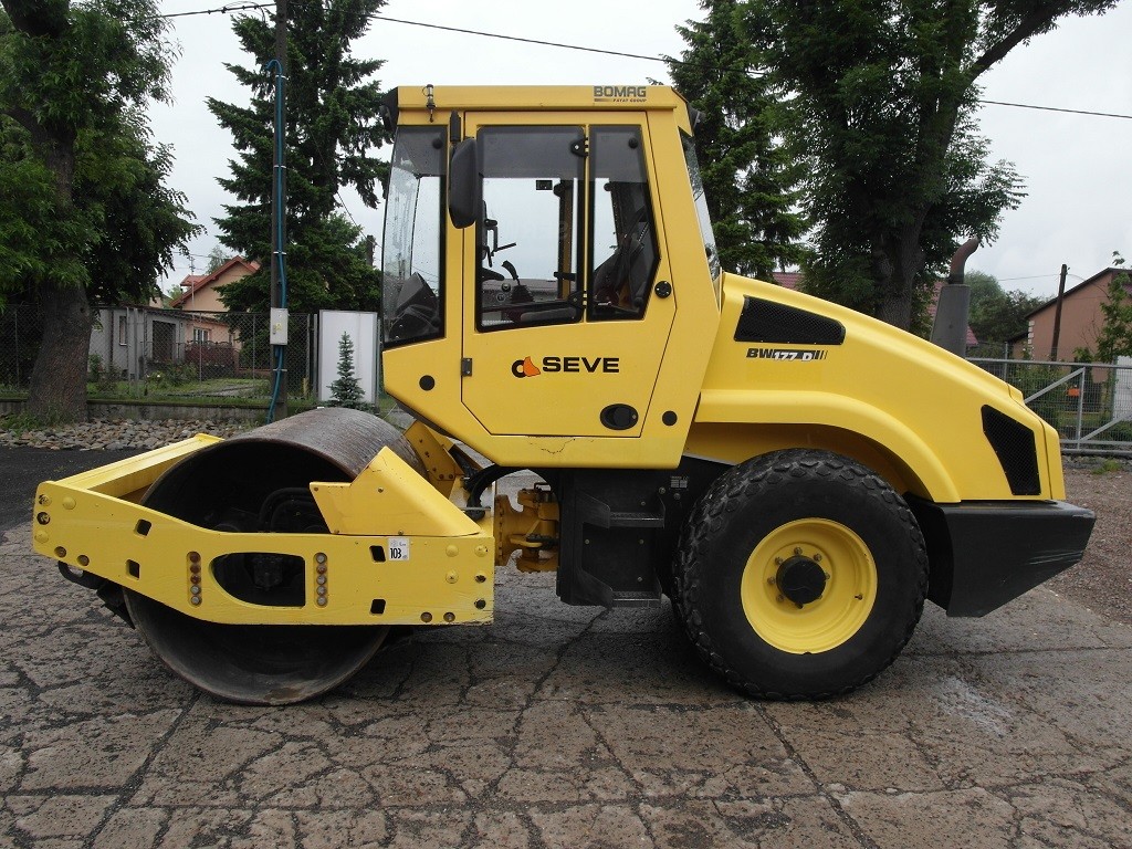 Walec drogowy Bomag BW177 stal/guma waga 8 ton, tylko 1790 h, 2007r  — zdjęcie 1