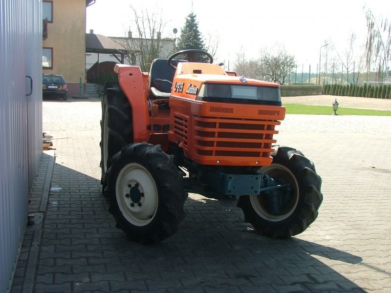 Mini traktorek Kubota L1-275, 27KM, 4x4 — zdjęcie 4