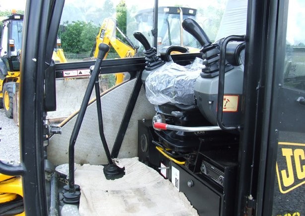 Mini koparka JCB 8052 z roku 2006- (5,6 tony) — zdjęcie 4