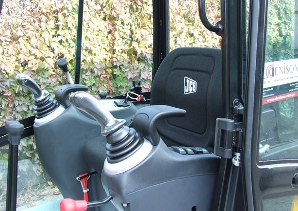 JCB 8018 CTS z roku 2010- NOWA — zdjęcie 4
