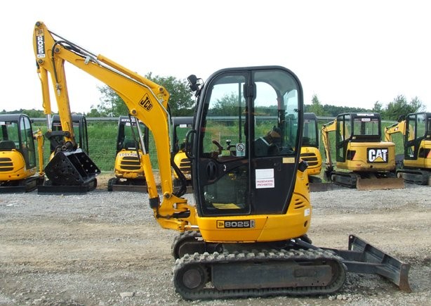 JCB 8025 ZTS z roku 2006. — zdjęcie 1