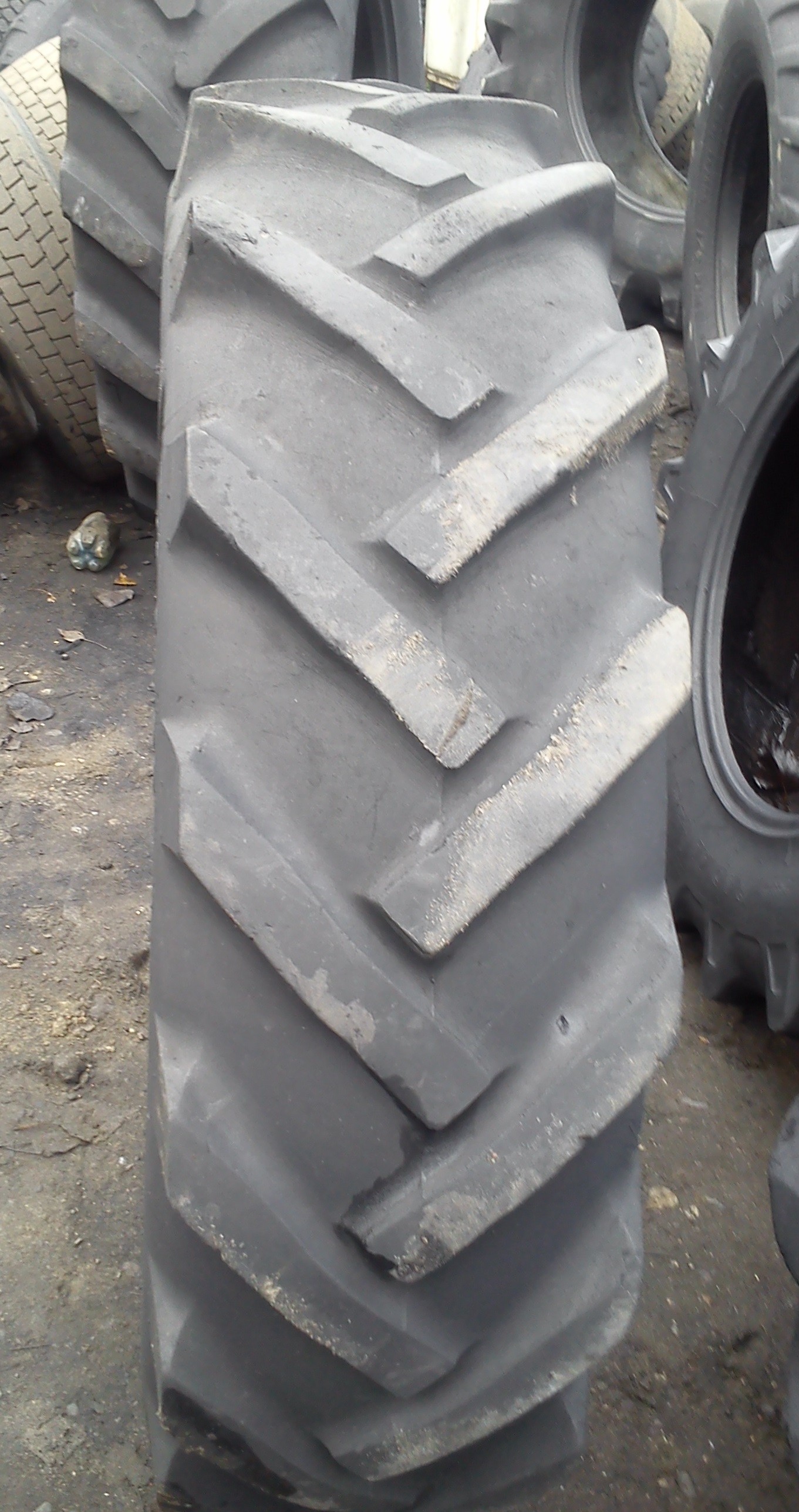 (G918) Opony 12.4 R32  Stomil — zdjęcie 1