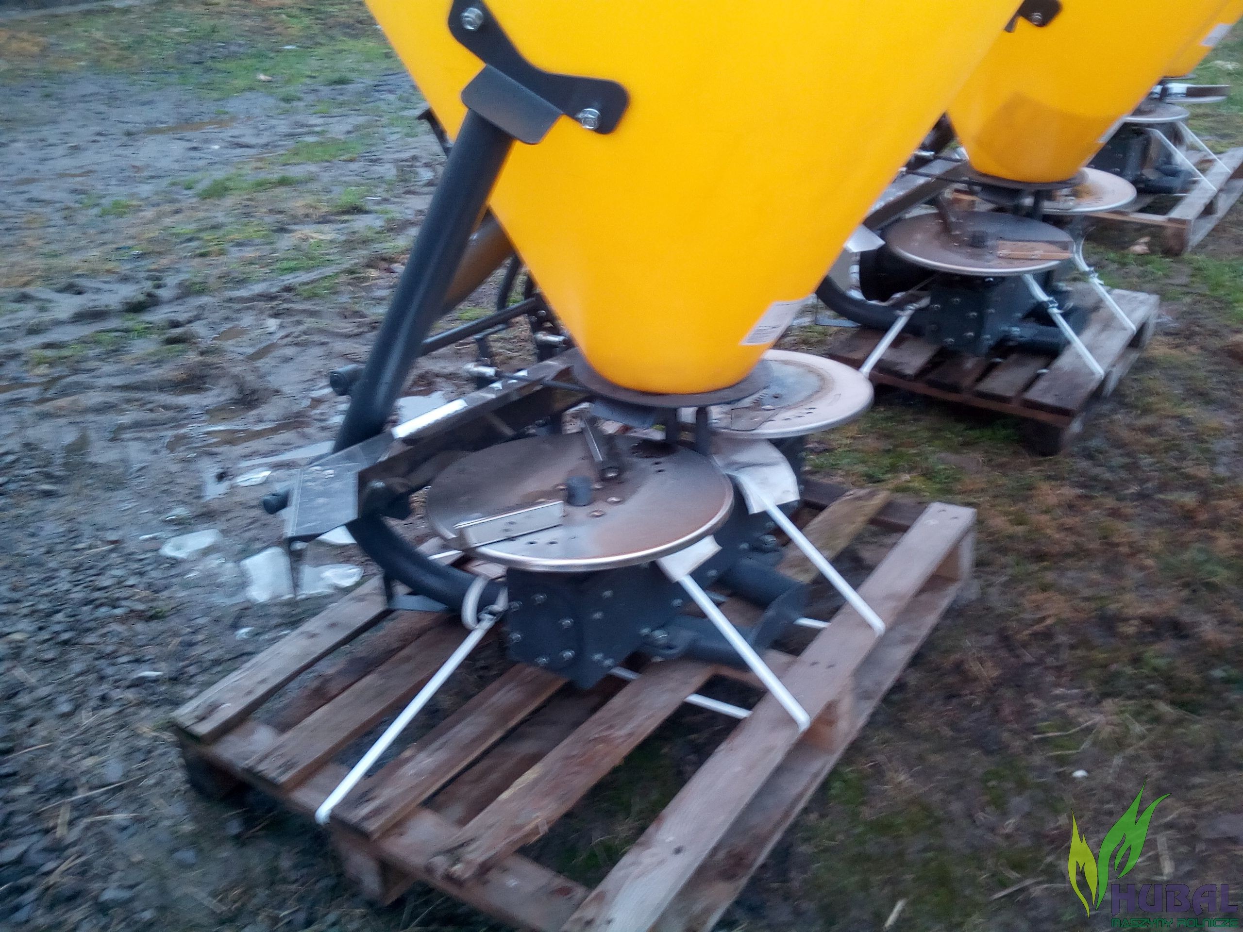 Rozsiewacz nawozu Lejek DWUTARCZOWY poj. 500L z hydrauliką — zdjęcie 7