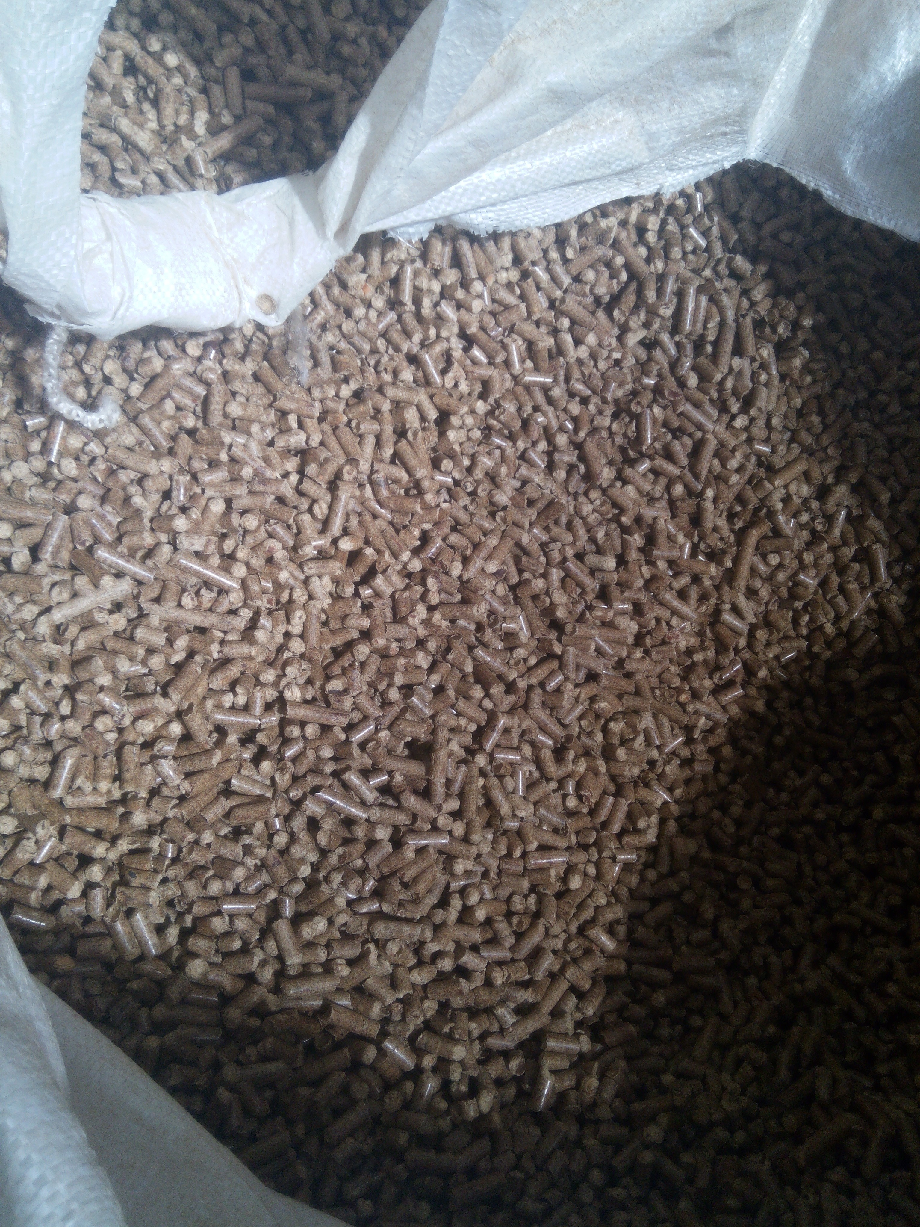 Pellet z Ukrainy ilości hurtowe big bag 1t oraz worki 15 kg — zdjęcie 1