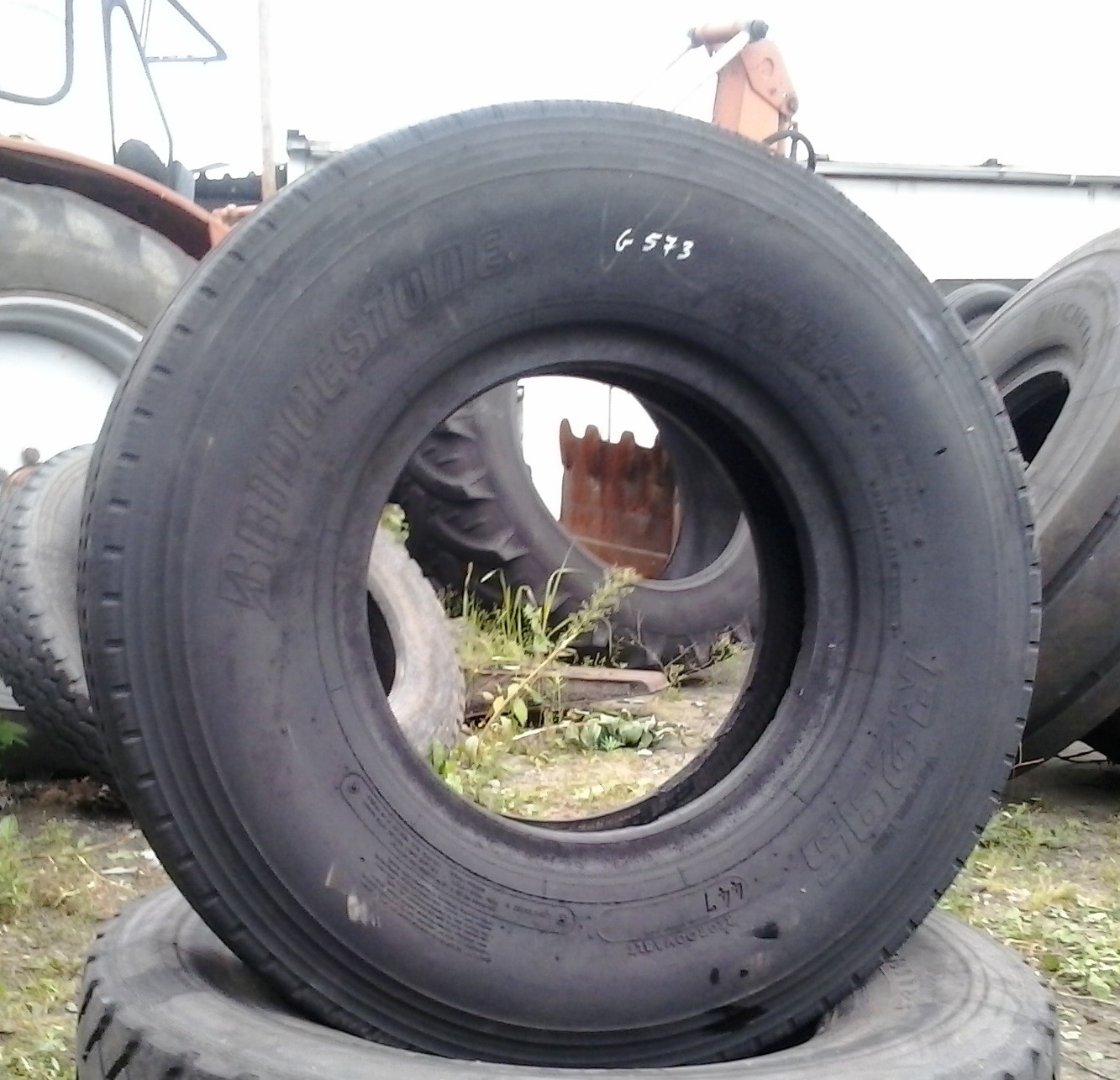 (G573) Opona 11.00 R20 Bridgestona R295 — zdjęcie 2
