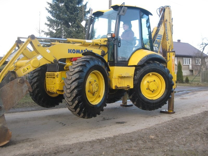 Koparko-ładowarka Komatsu WB97 S-2 — zdjęcie 1