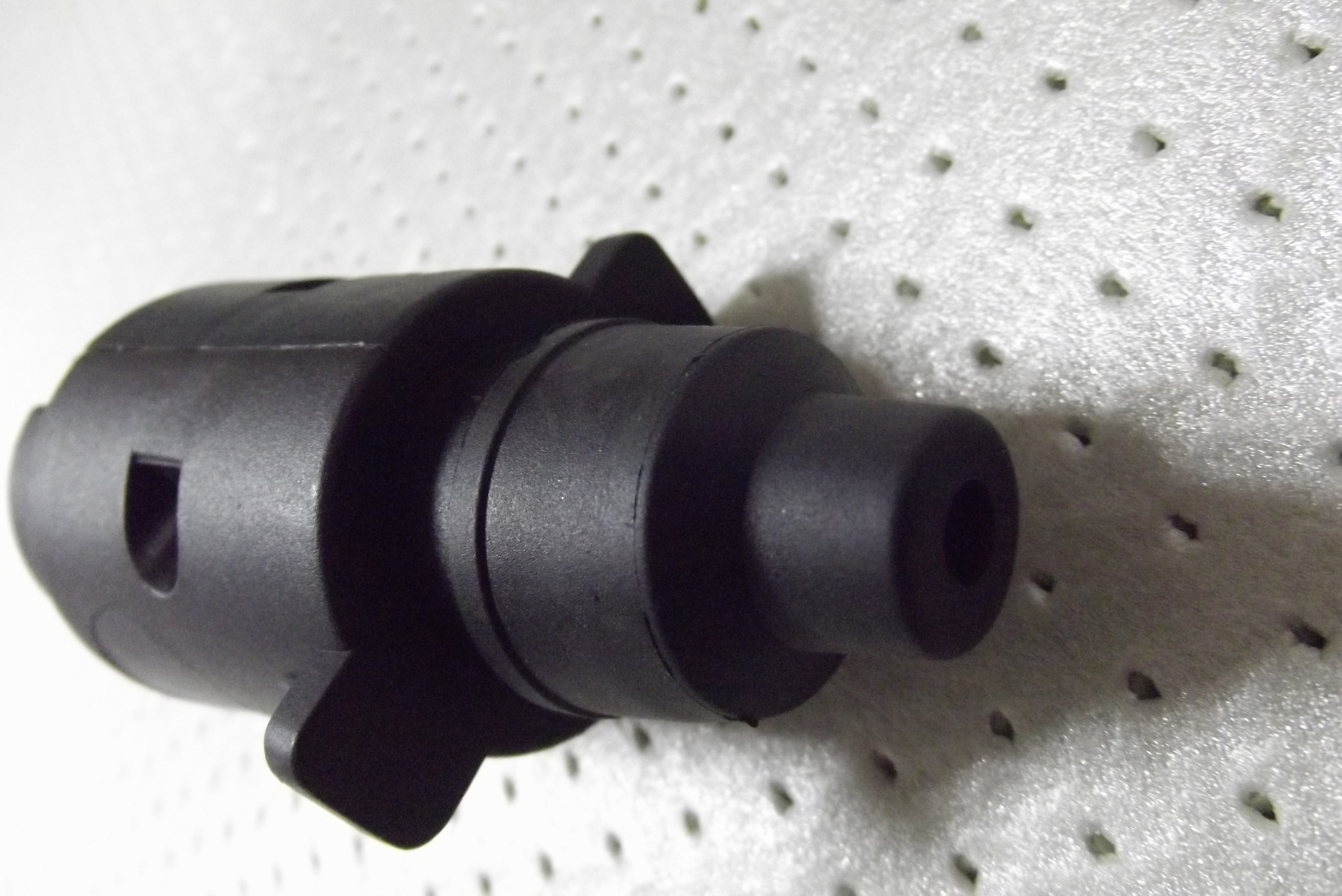Wtyczka plastikowa 7/12V — zdjęcie 2