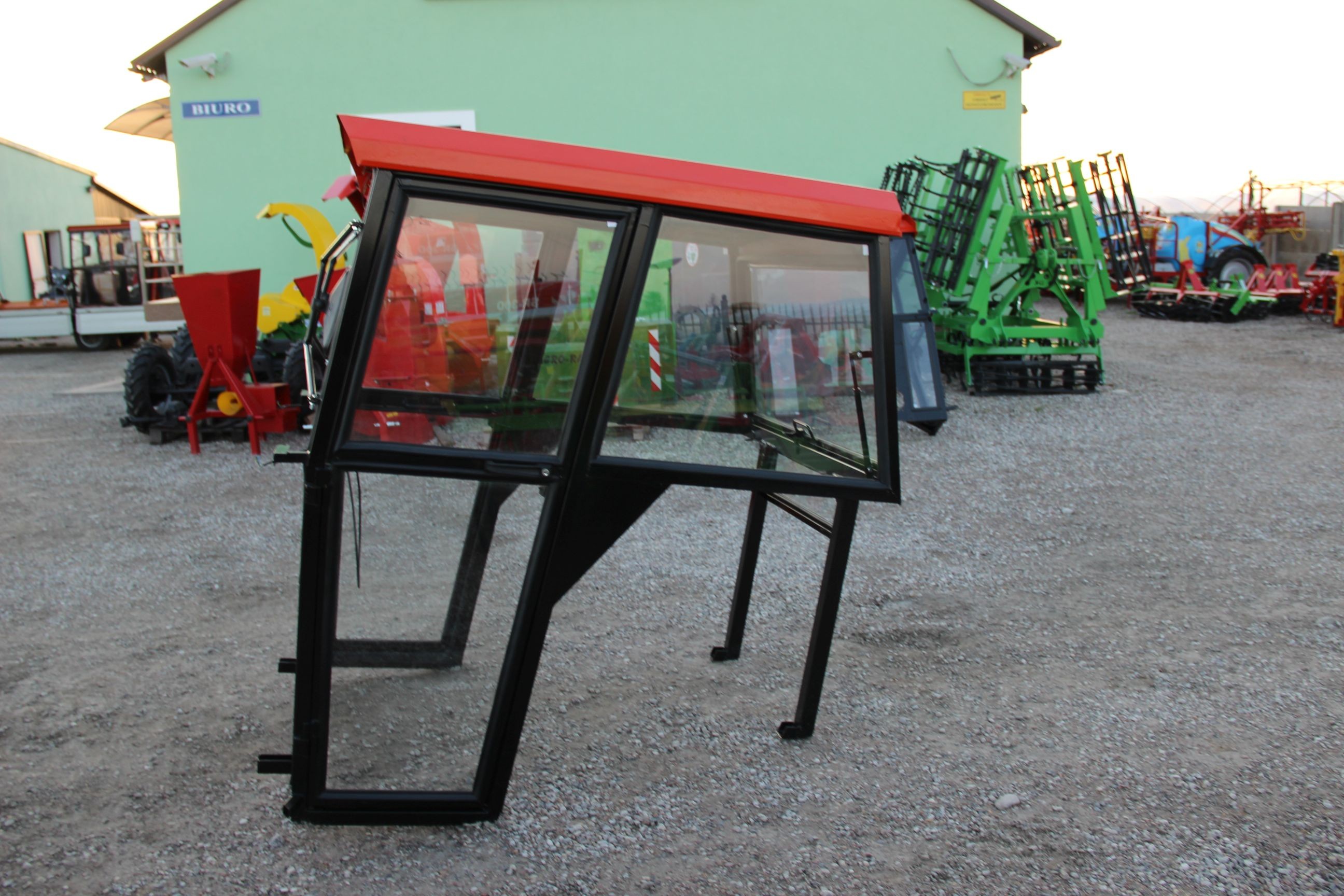 Kabina ciągnikowa do ciągnika MF 235 255 LUX z błotnikami CE — zdjęcie 9