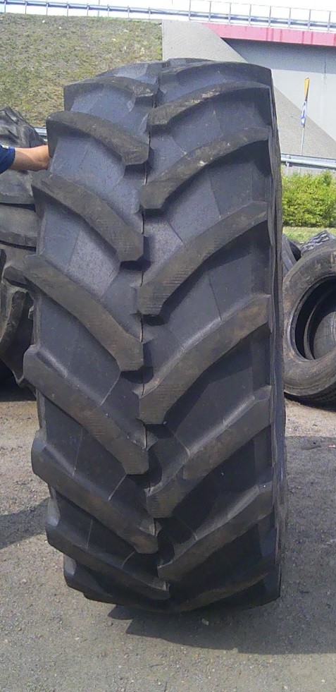 (G1070) Opona 650/75 R38 Trelleborg TM900  — zdjęcie 1