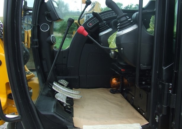 JCB 8085 ZTS z roku 2010.. — zdjęcie 4
