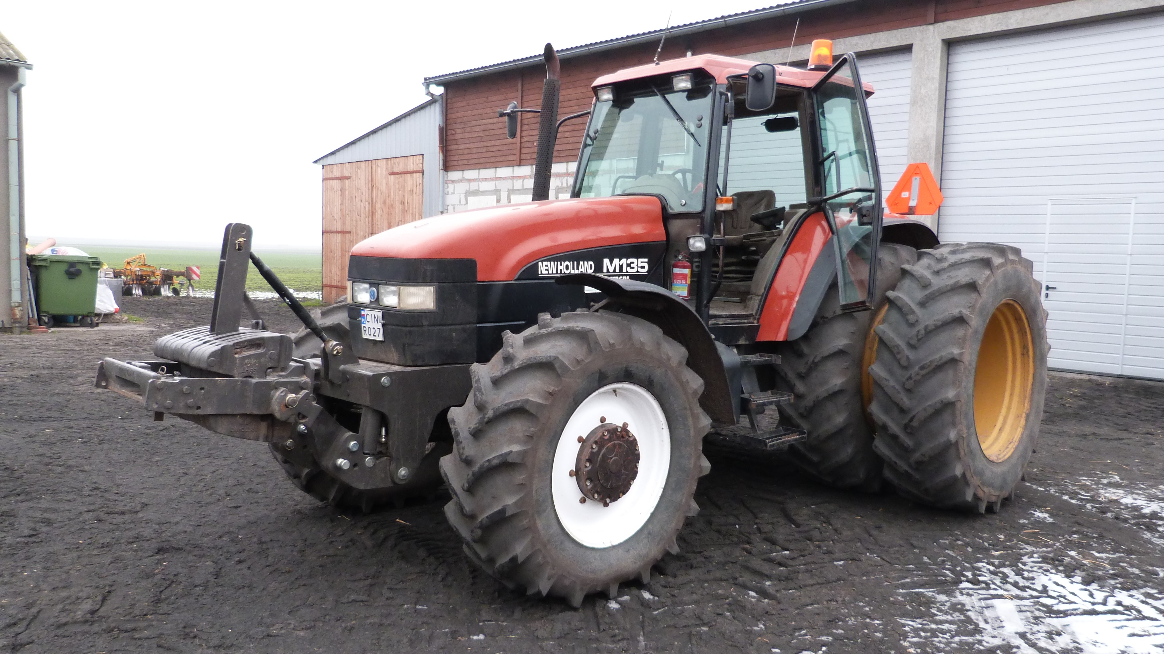 New Holland M135 - bliźniacze koła, nowy przedni TUZ — zdjęcie 7