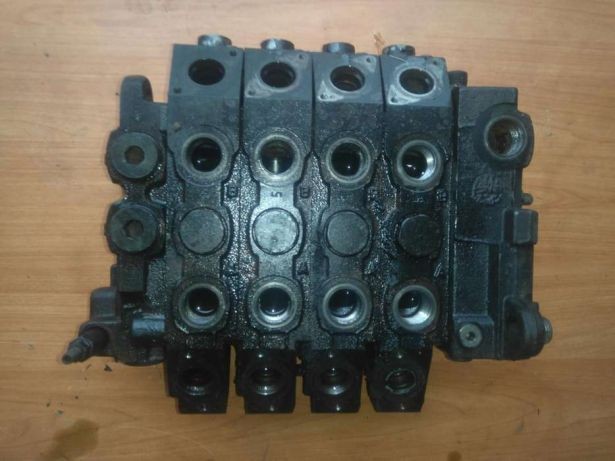 Rozdzielacz hydrauliczny Deutz Agrovector 26.6 30.7 40.8 35.7 29.6 37. — zdjęcie 1