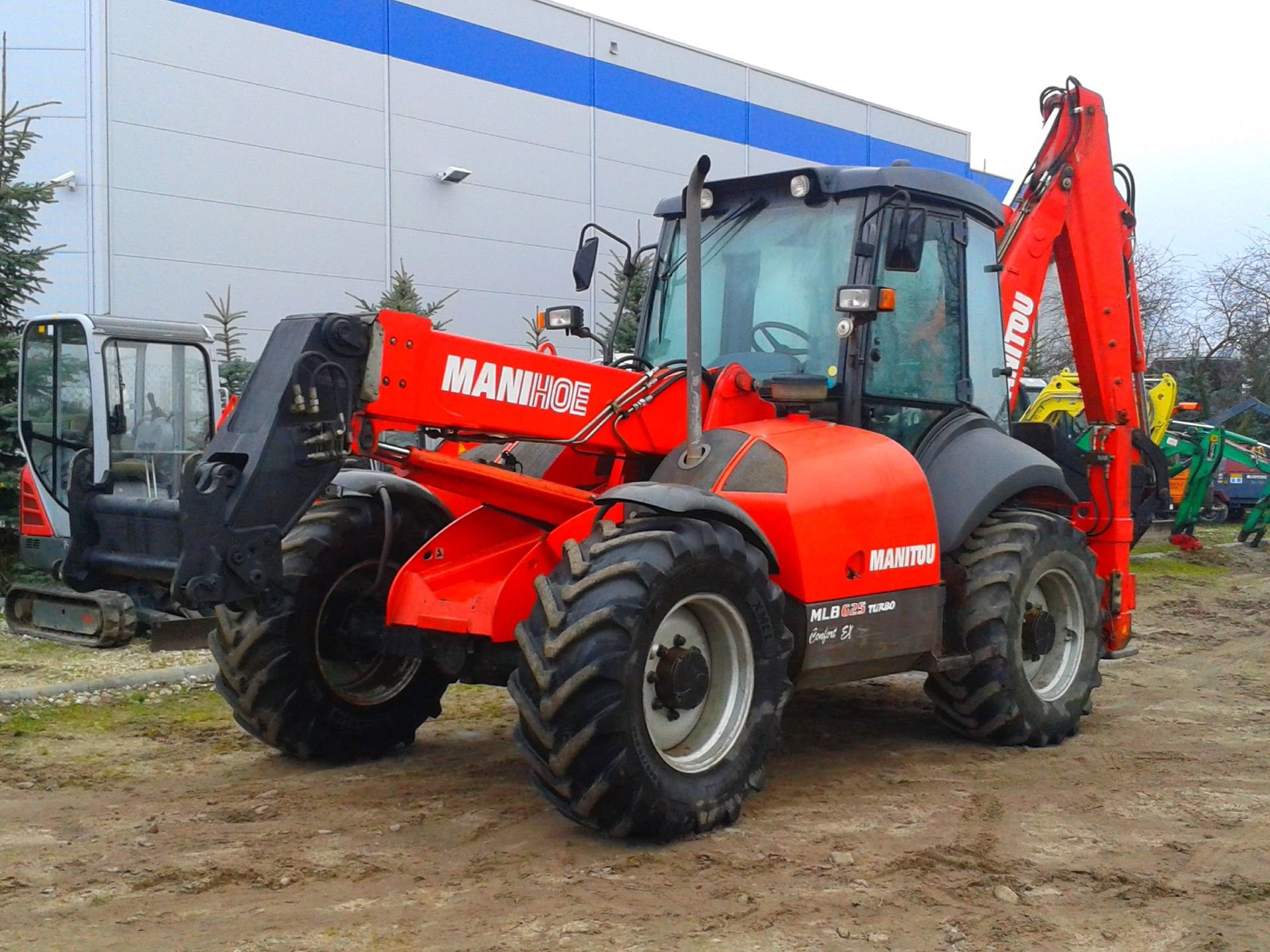 KOPARKO-ŁADOWARKA TELESKOPOWA MANITOU MLB 625. — zdjęcie 1