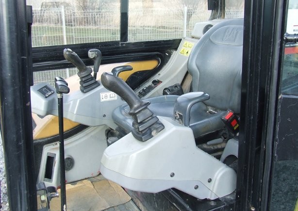 Mini koparka - CAT 302.5 C z roku 2006 — zdjęcie 3