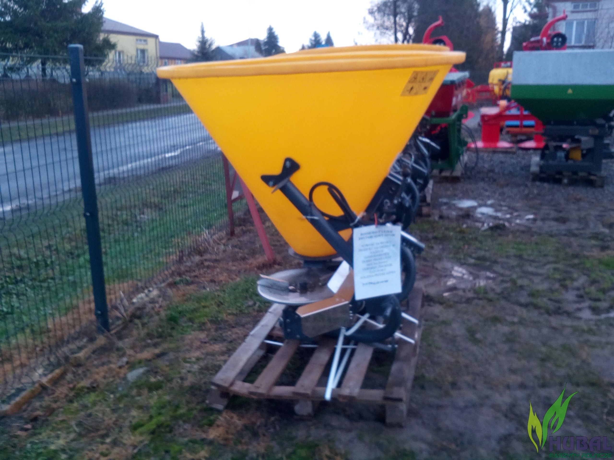 Rozsiewacz nawozu Lejek DWUTARCZOWY poj. 500L z hydrauliką — zdjęcie 3