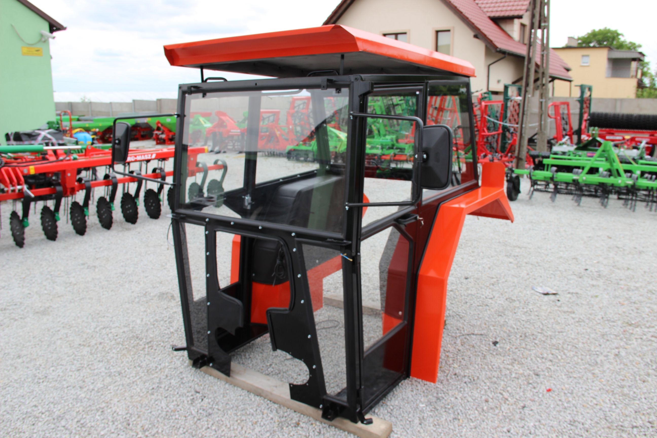 Kabina ciągnikowa do ciągnika MF 235 255 LUX z błotnikami CE — zdjęcie 1