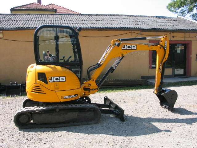 Sprzedam koparkę gąsienicową JCB 8030 zts 2010 rok — zdjęcie 2