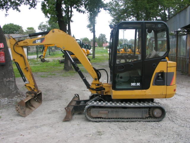 CAT 3025 z 2010 roku - mini koparka — zdjęcie 1