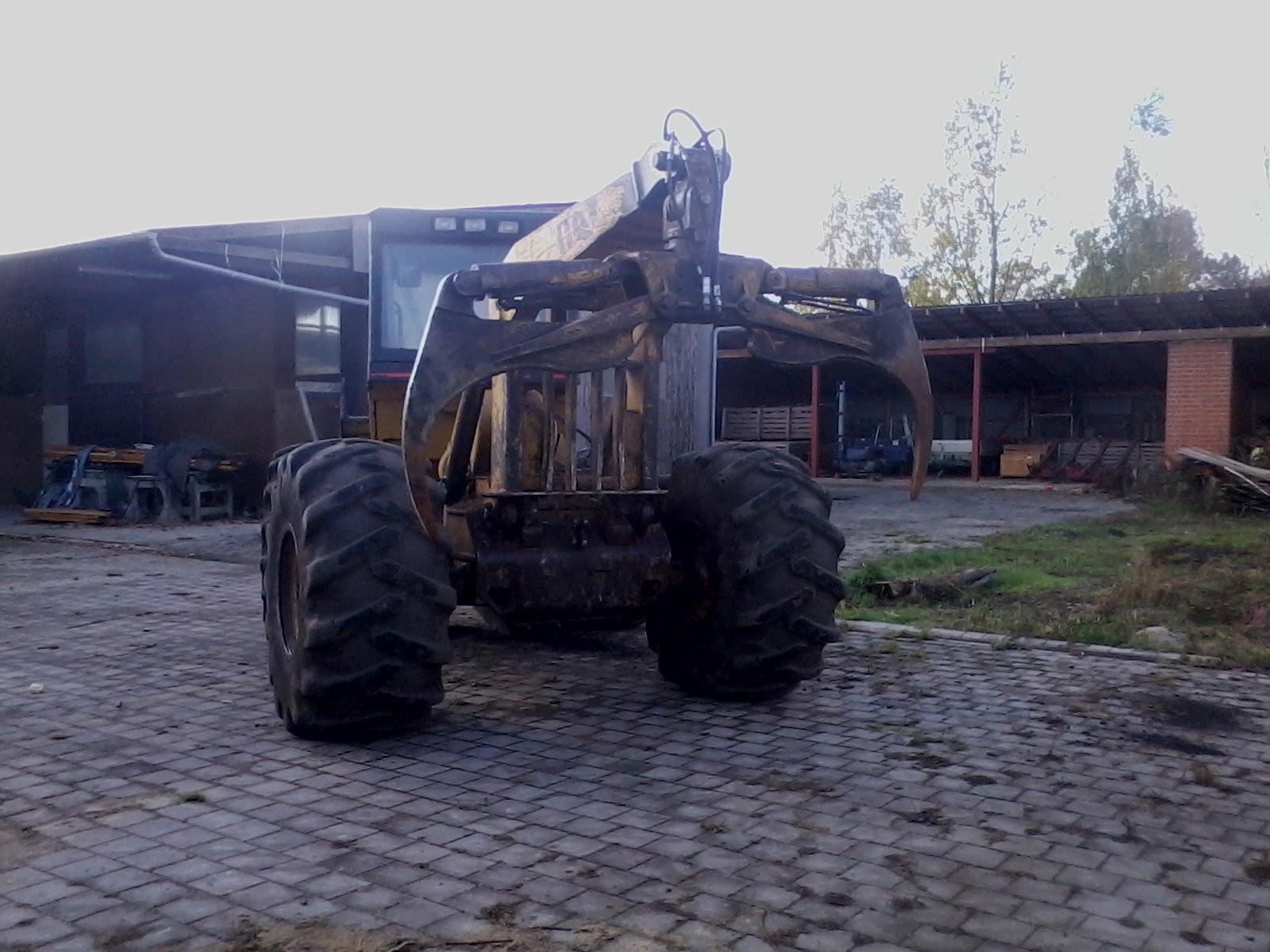 skidder Cat 515 ciągnik zrywkowy — zdjęcie 3