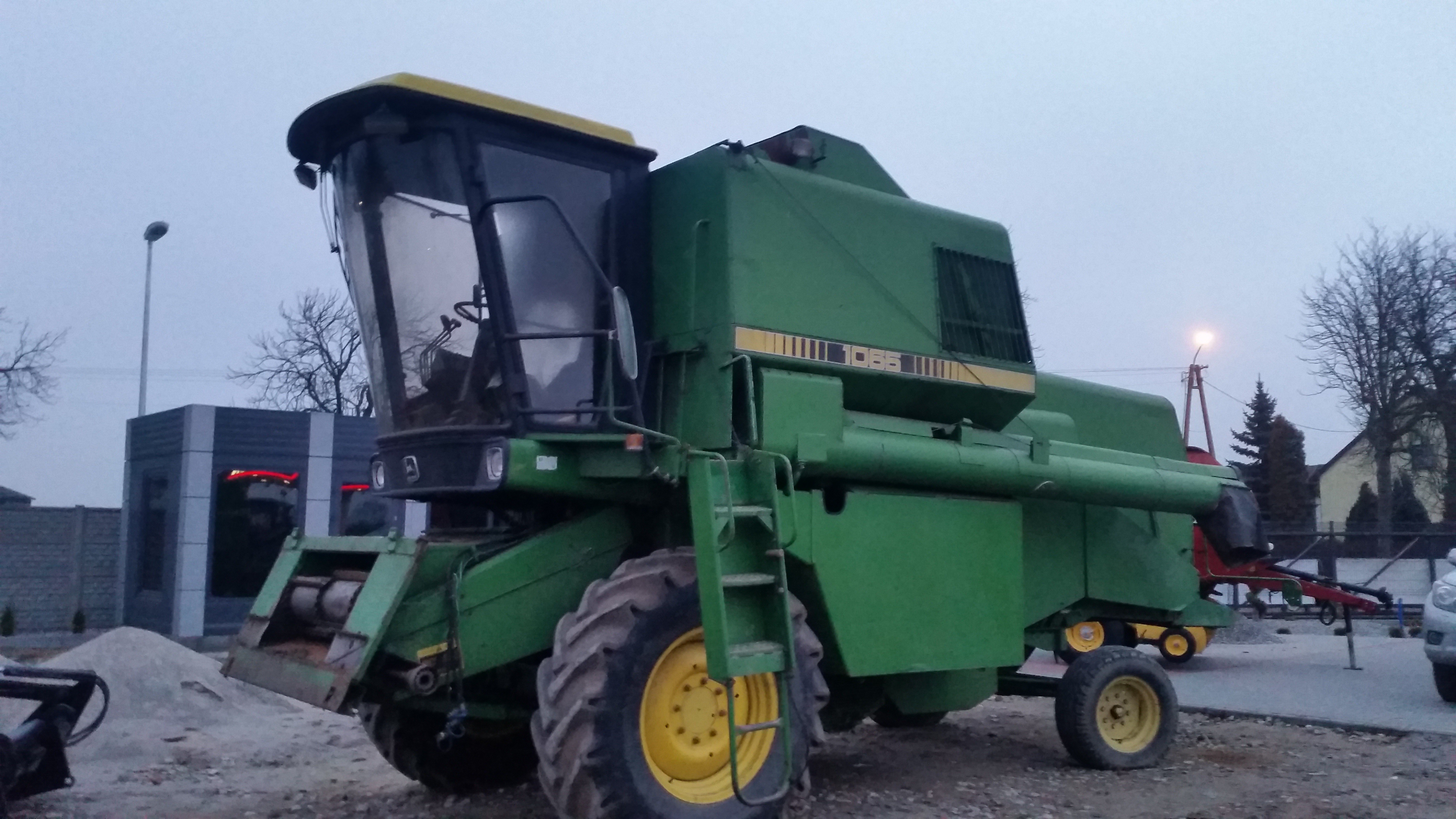 John Deere 1065 kombajn bizon — zdjęcie 1