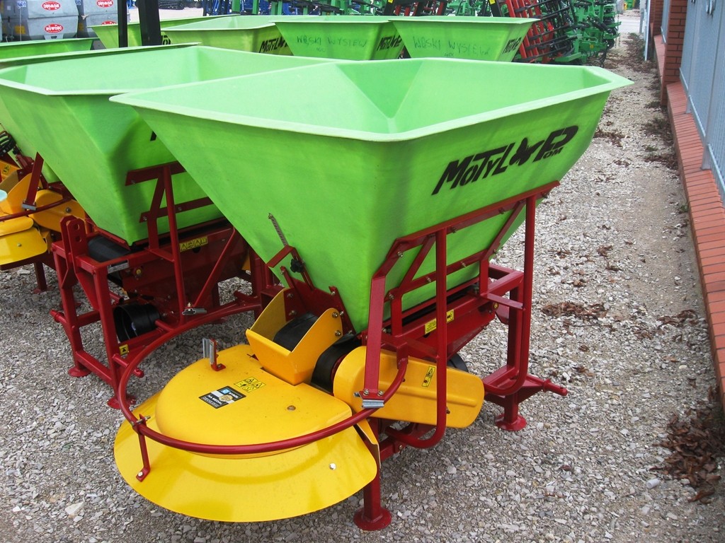 Rozsiewacz nawozów zawieszany POM Augustów Motyl 400 kg — zdjęcie 2