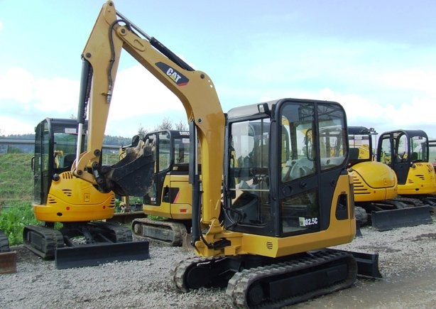 Minikoparka CAT 302,5C.