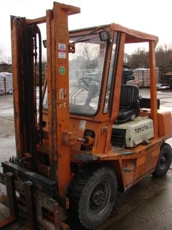 Wózek widłowy TOYOTA Diesel udźwig 2500kg — zdjęcie 3