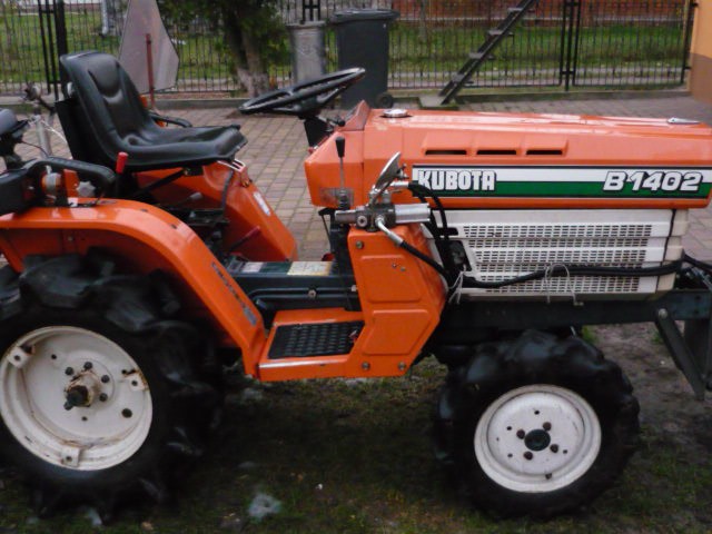 Kubota b1402 w komplecie z glebogryzarką, pługiem do śniegu — zdjęcie 4