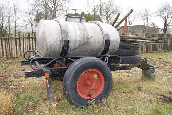 Beczka aluminiowa poj. 1200 l stan bdb — zdjęcie 1