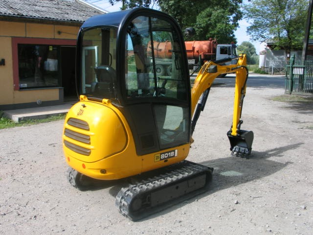 Okazja! Minikoparka JCB 801.8 z 2009 roku — zdjęcie 4