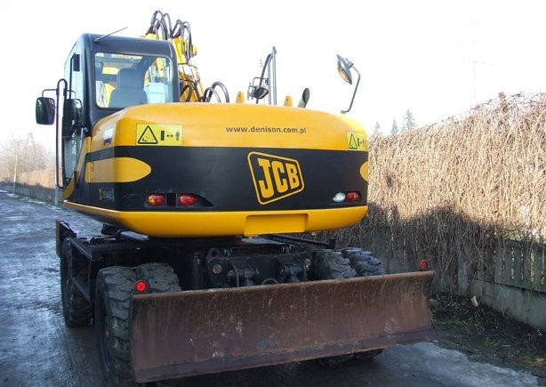 Koparka kołowa JCB JS 145W z roku 2009 — zdjęcie 1