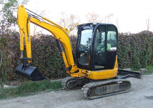 MINI KOPARKA JCB 8030 ZTS z roku 2006 — zdjęcie 3