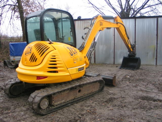JCB 8065 RTS z 2010 roku — zdjęcie 2