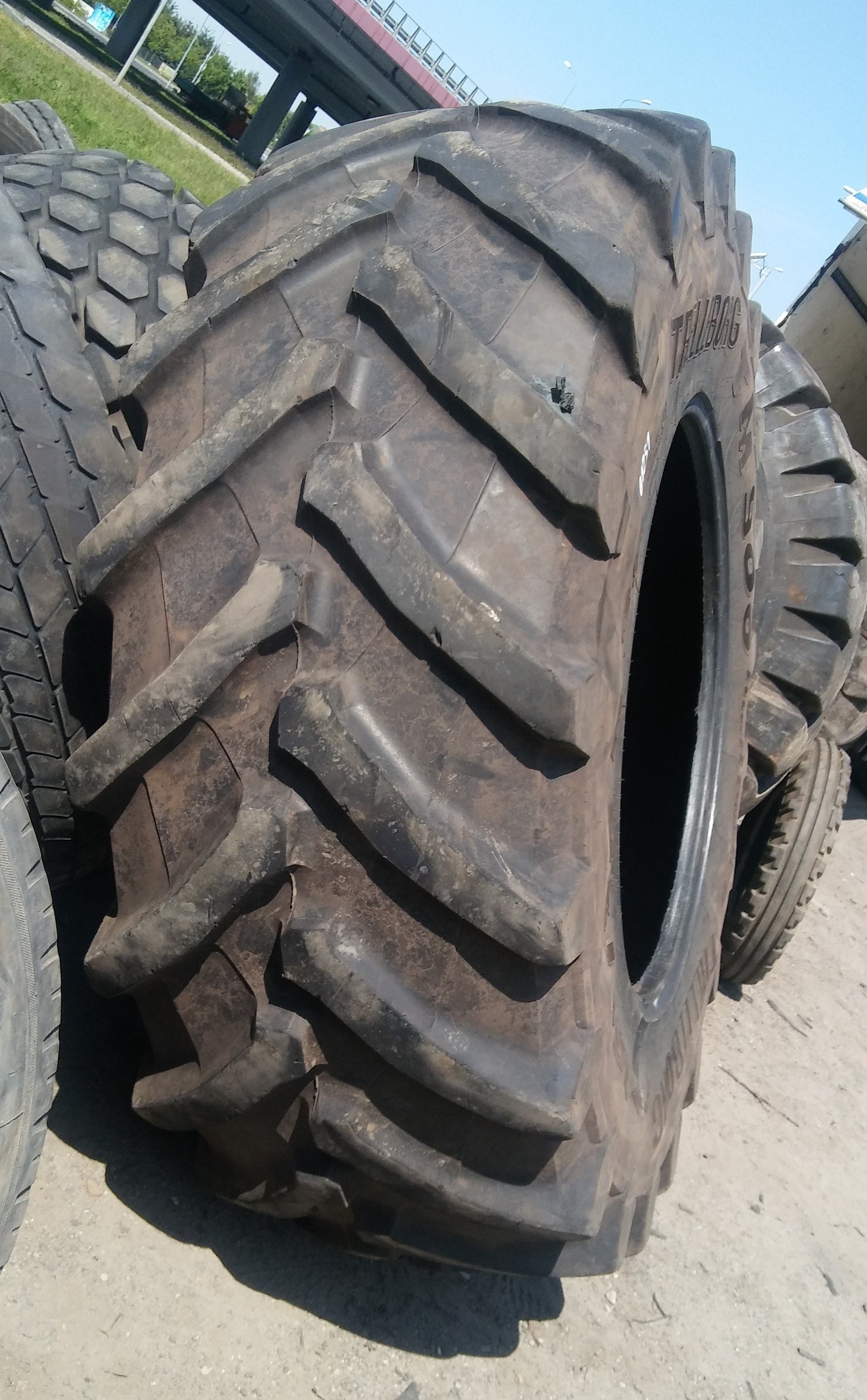 (G1251) Opona 650/75 R38 Trelleborg — zdjęcie 1