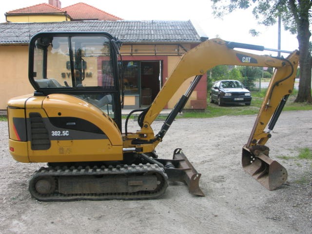 CAT 3025 z 2010 roku - mini koparka — zdjęcie 5