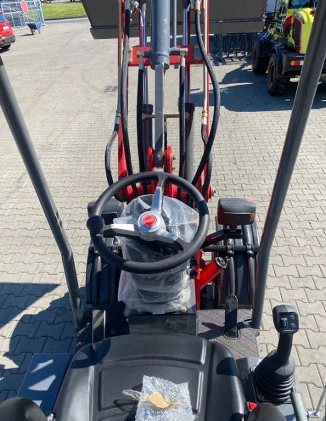 Ładowarka przegubowa KINGWAY 906  udźwig 700 kg silnik Perkins — zdjęcie 5