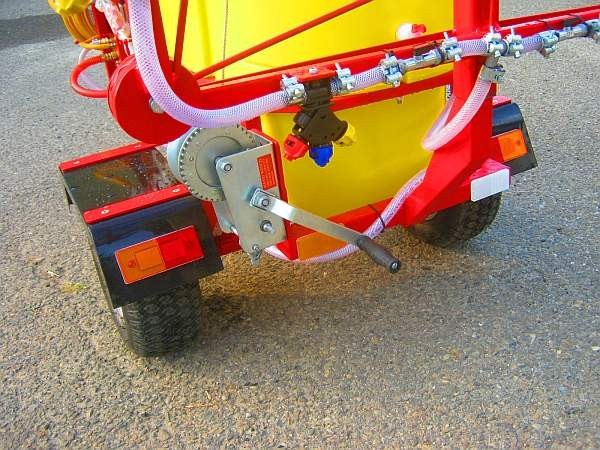 OPRYSKIWACZ SPALINOWY NA PRZYCZEPIE JEDNOOSIOWEJ Z ŁAMANĄ BELKĄ, 200L — zdjęcie 2