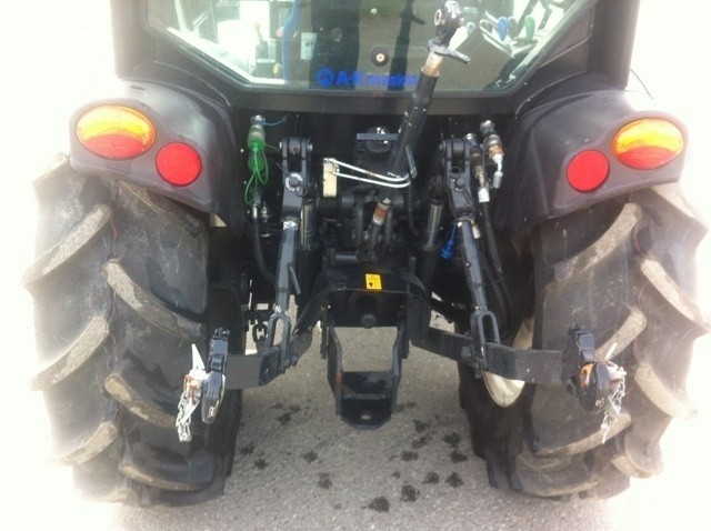 New Holland T 3030 w dobrym stanie — zdjęcie 3