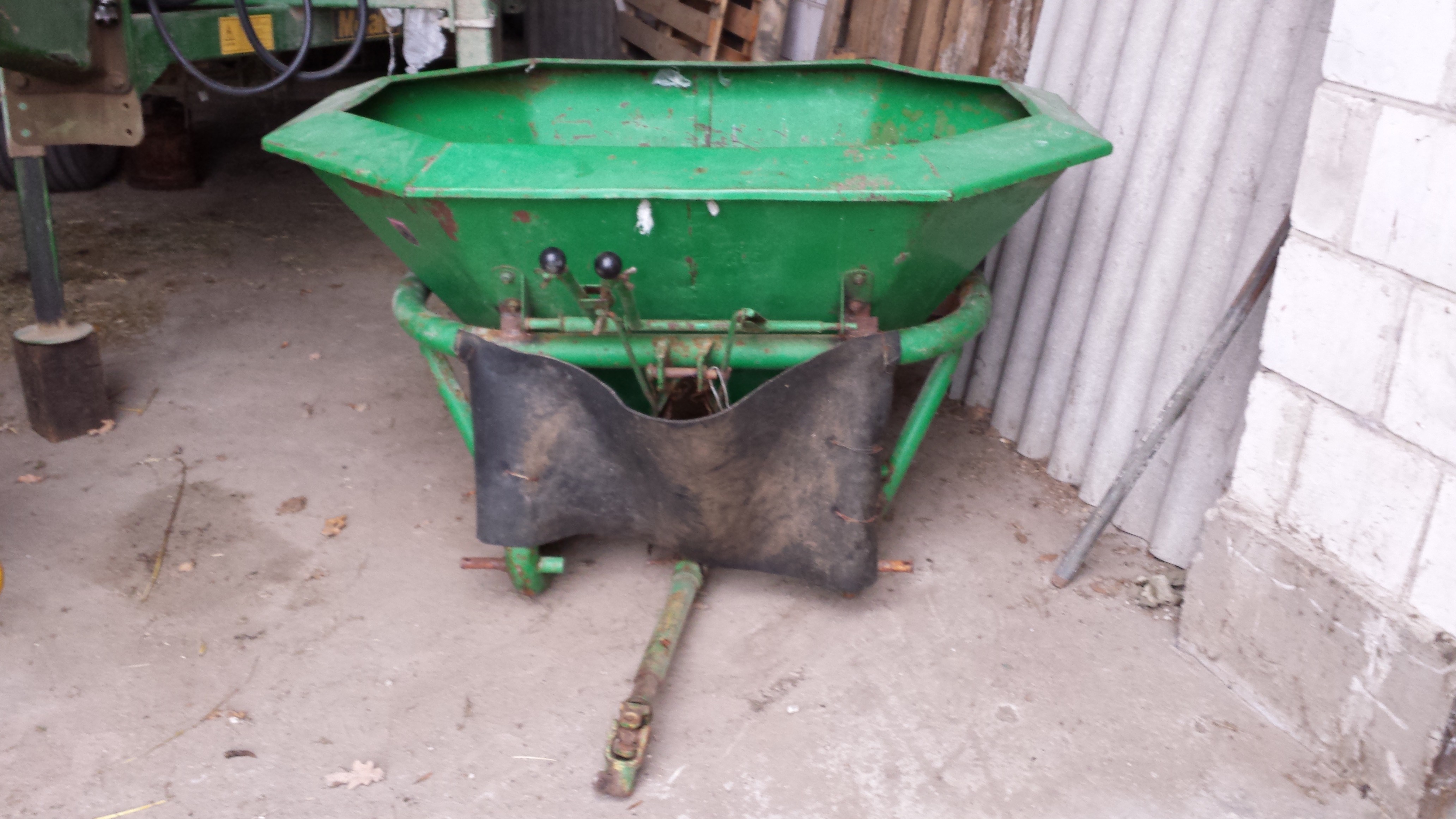 Rozsiewacz Amazone ZA-E 402. 400 litrów — zdjęcie 1