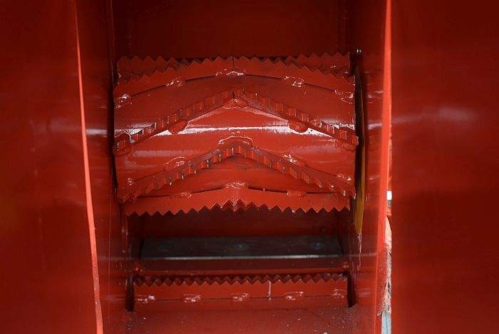 Rębak tarczowy z silnikiem Diesla 4 cylindry:  moc 40 KM. Hydraulika — zdjęcie 6
