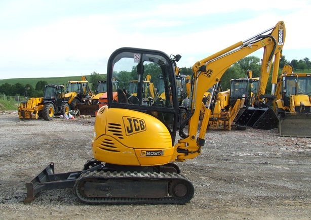 JCB 8025 ZTS z roku 2006. — zdjęcie 2