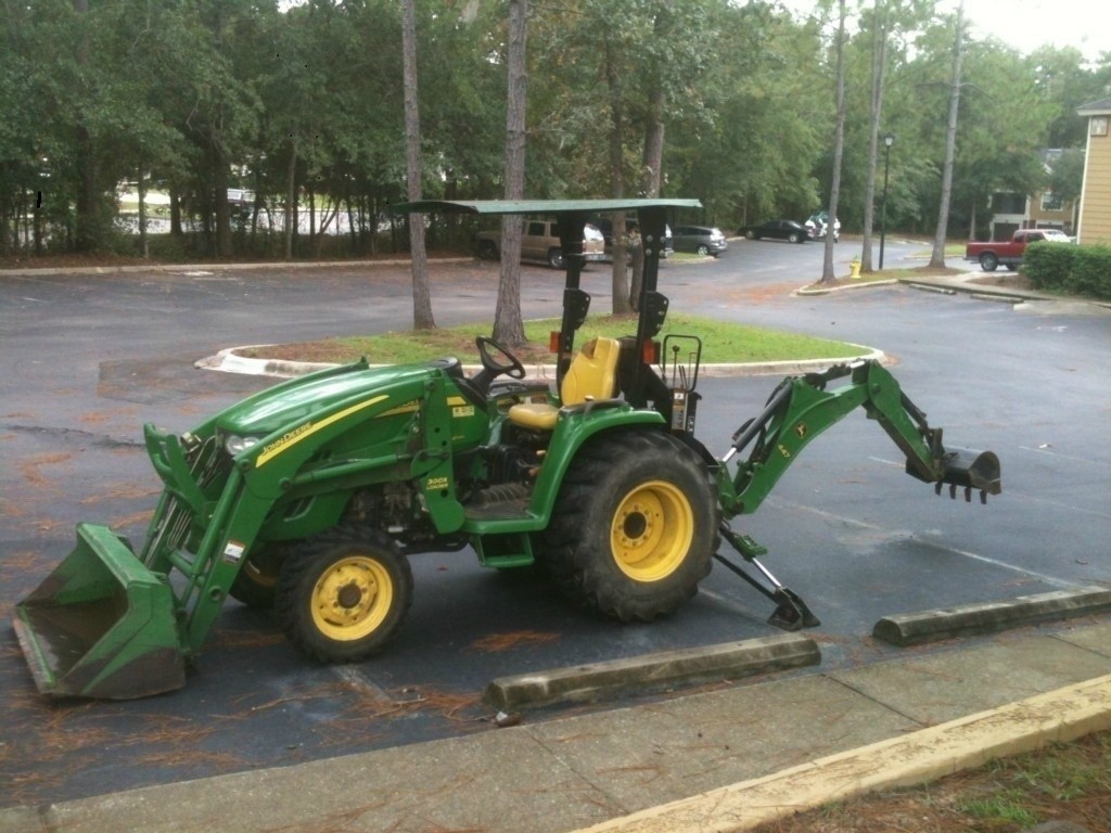 Ciągnik John Deere-3 3 2 0 — zdjęcie 1